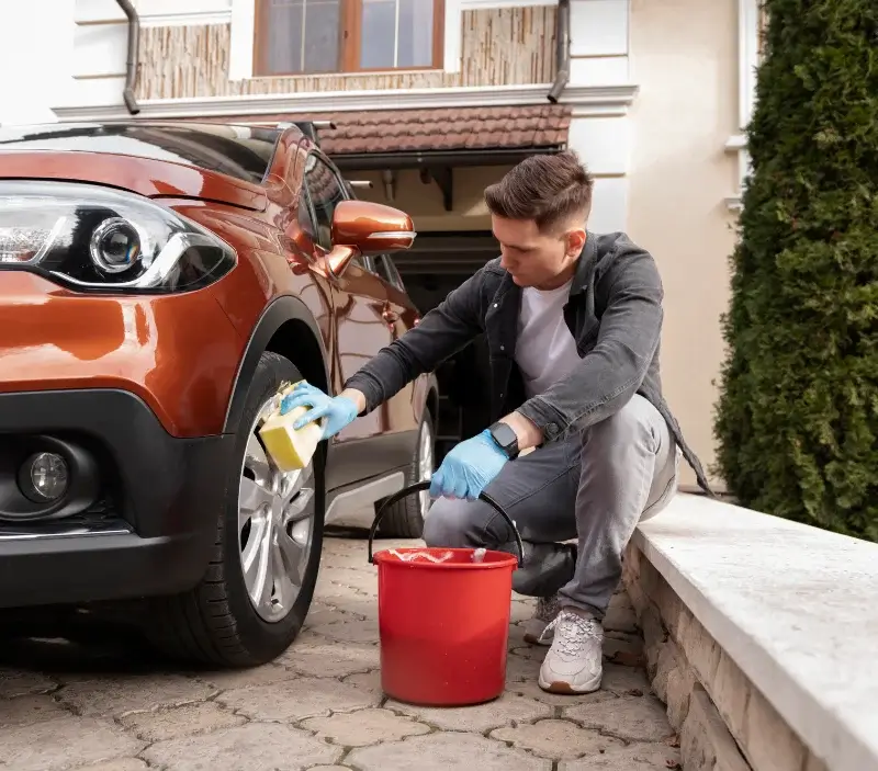 Lavage auto à domicile Mimbaste : professionnel intervenant sur un véhicule